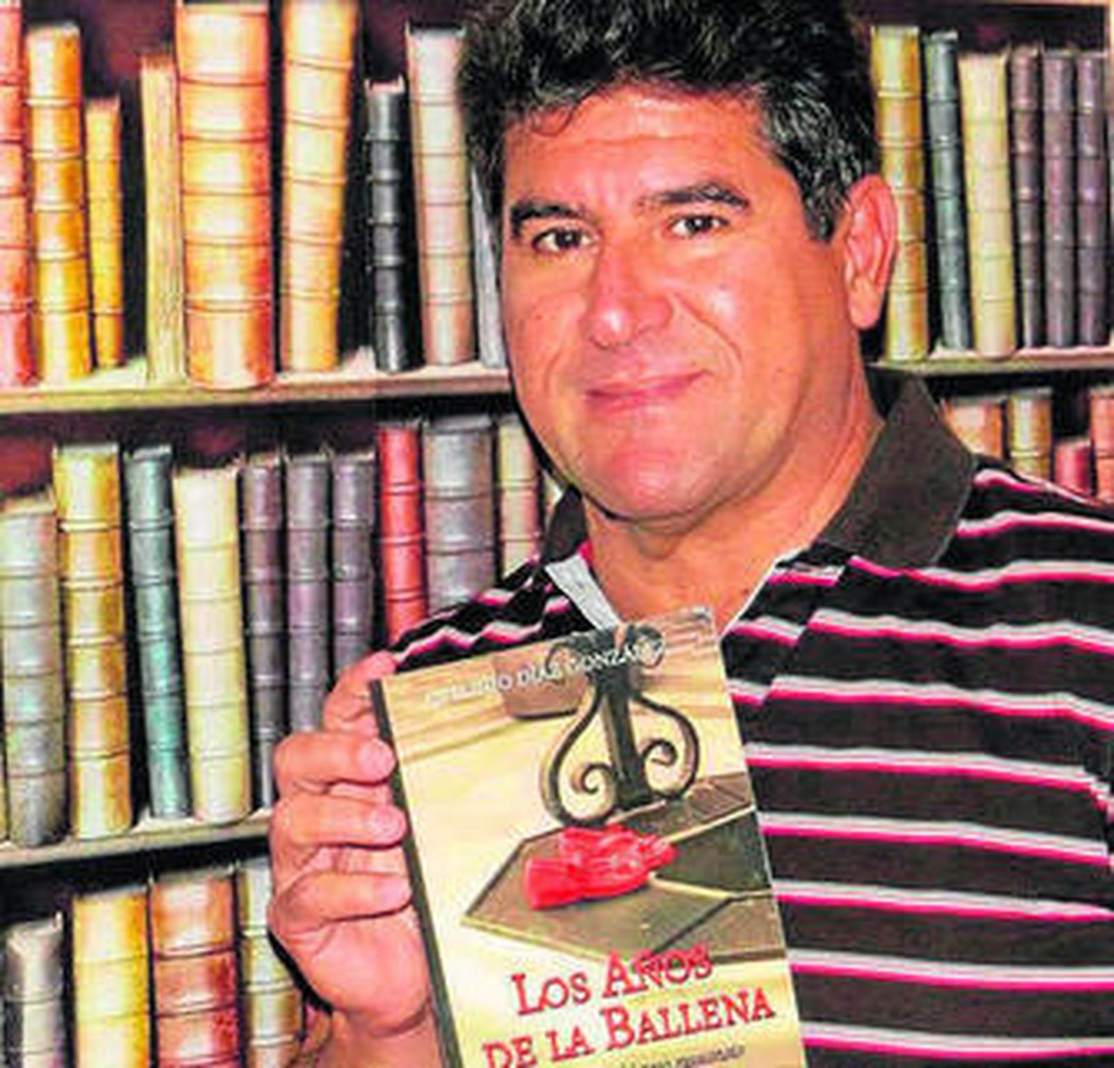 Antonio Díaz posa con su libro.
