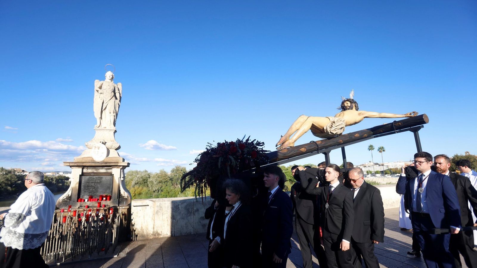El Cristo de la Caridad, ante el Arcángel San Rafael en el Puente Romano.