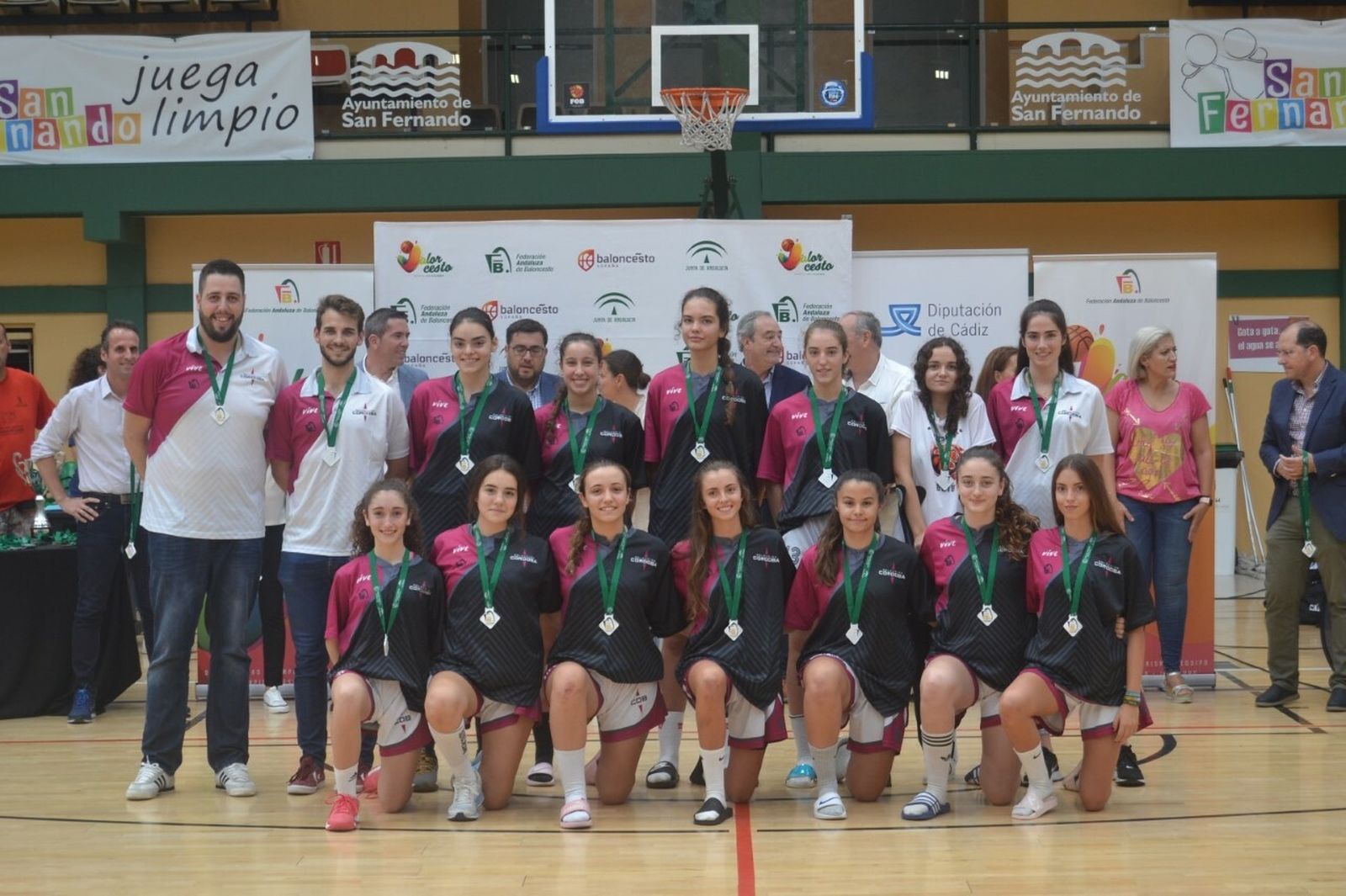 La Selección Provincial de Córdoba Cadete Femenina posa con la medalla coseguida.