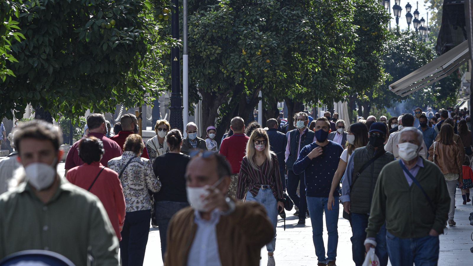 Decenas de personas pasean por la avenida de la Constitución, este domingo.
