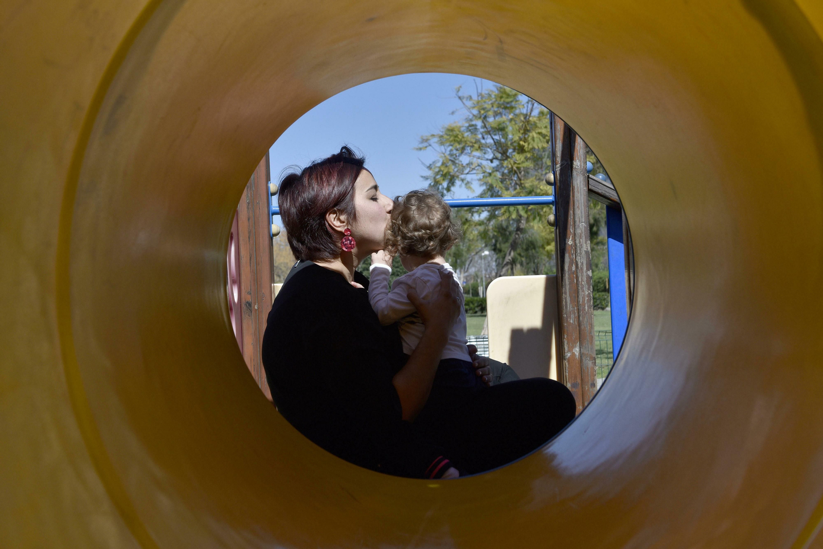Isabel Sánchez, junto a su pequeña Emma, en un parque infantil.