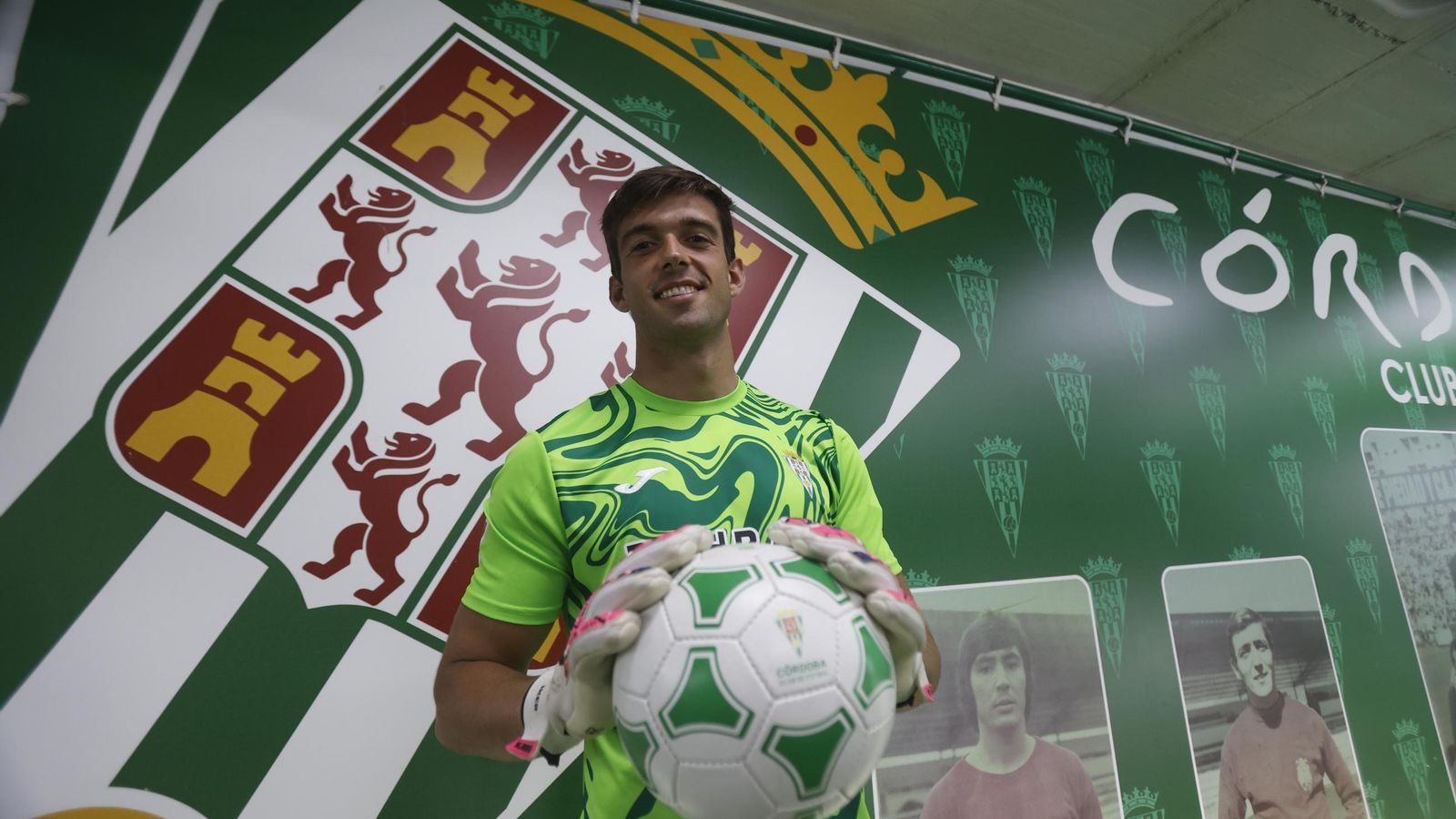 Iker Álvarez posa con un balón durante su presentación.