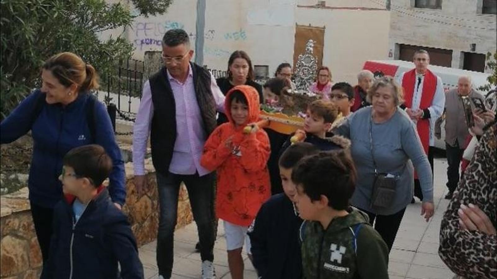 Los jóvenes llevaron las reliquias del beato en procesión.