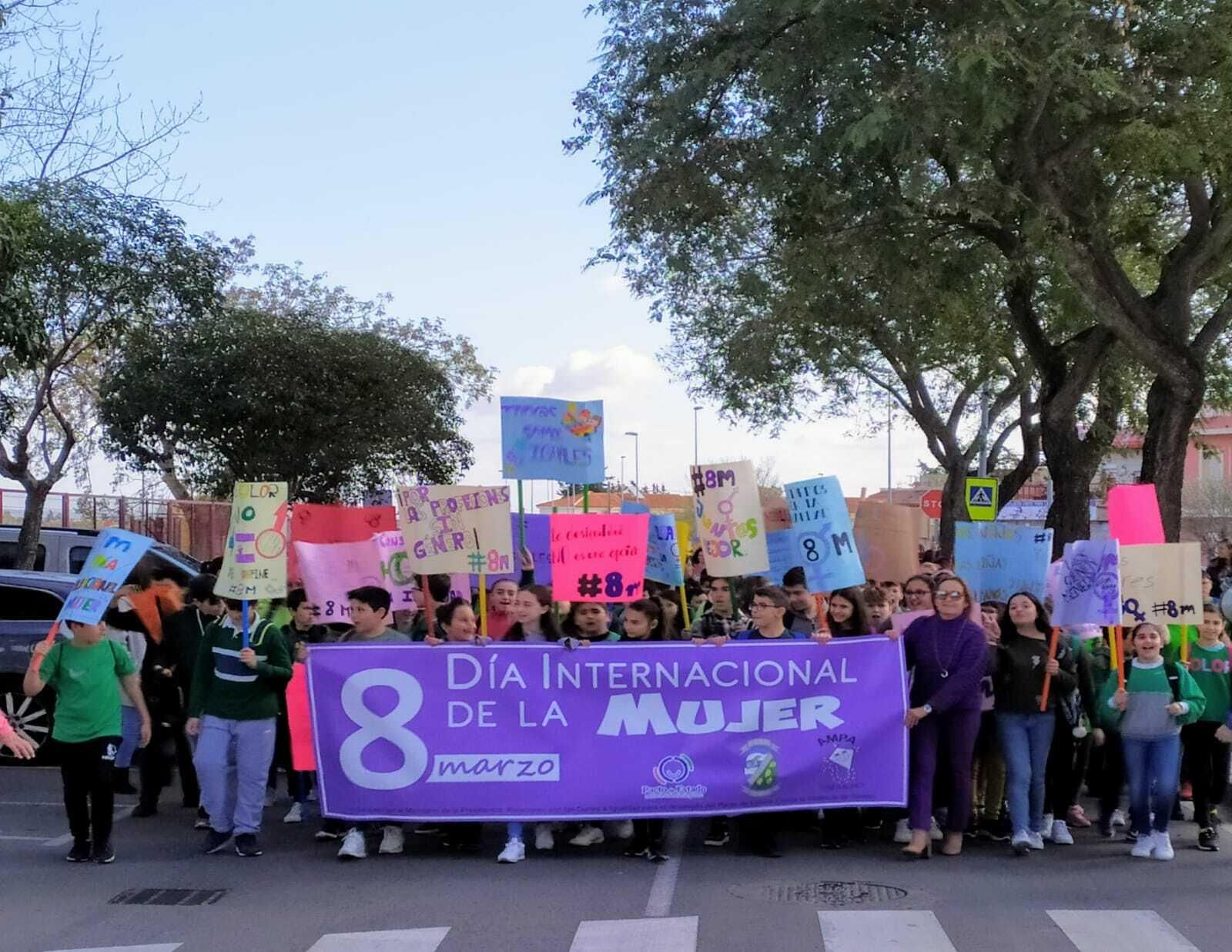 Concentración realizada en el CEIP El Membrillar, el pasado viernes por el 8-M.
