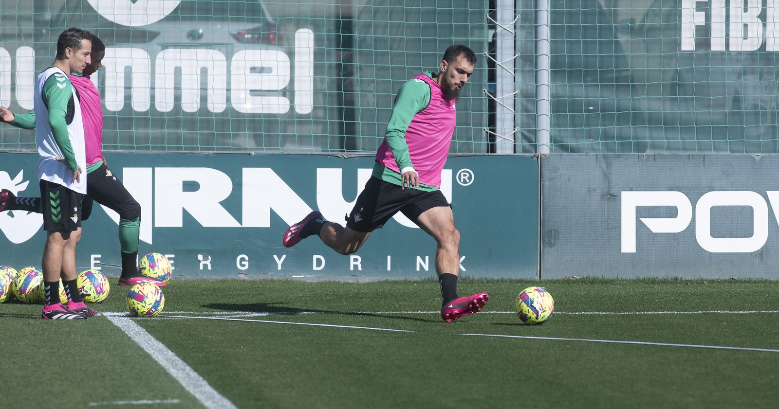 Borja Iglesias golpea el balón durante un entrenamiento.