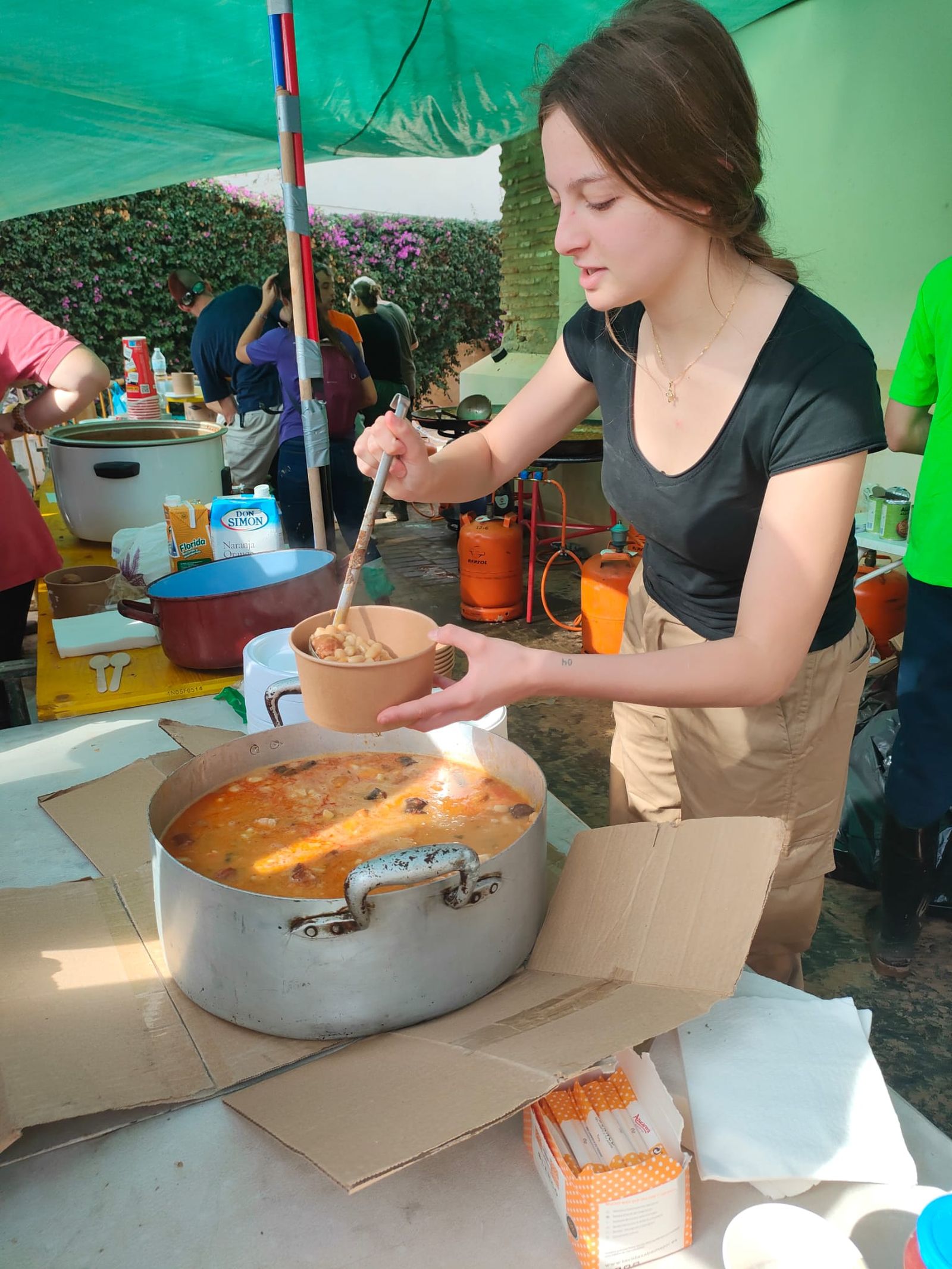 Voluntaria sirviendo comida a voluntarios y damnificados