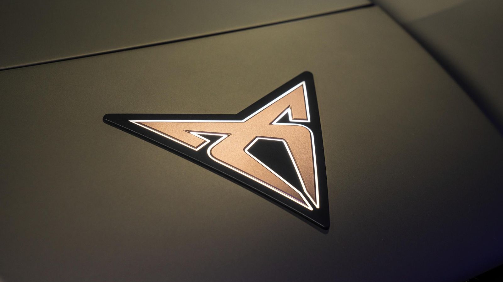 Llamativo detalle en el Tavascan: el logo de la tribu está iluminado.