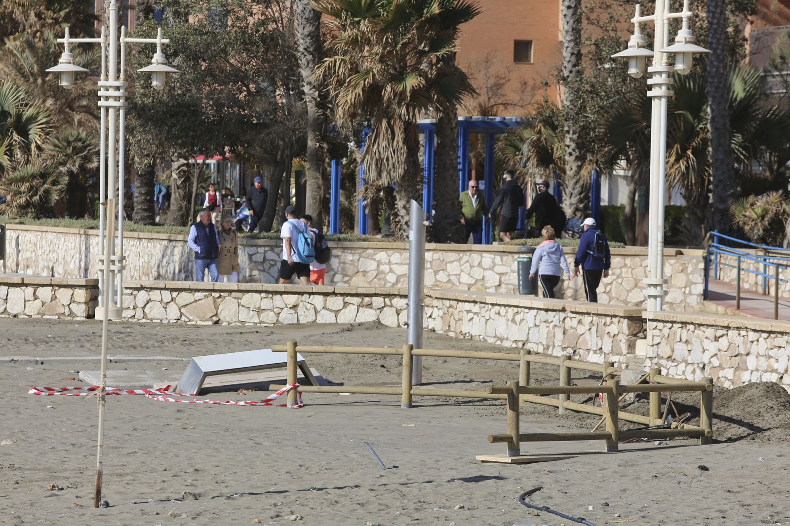 Fotos de los arreglos en las playas de Málaga, que no impiden a los malagueños disfrutar del buen tiempo