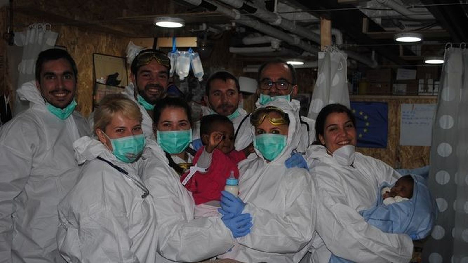 Miembros de la dotación con bebés rescatados en una actuación en diciembre.