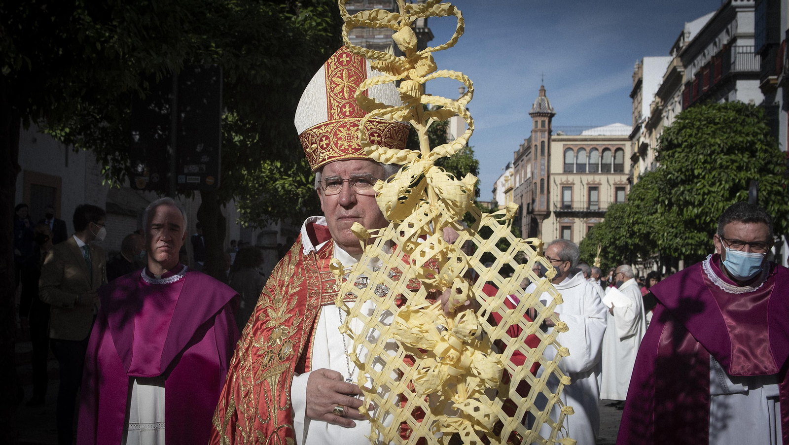 La procesión de palmas del Cabildo Catedral abre el Domingo de Ramos en Sevilla
