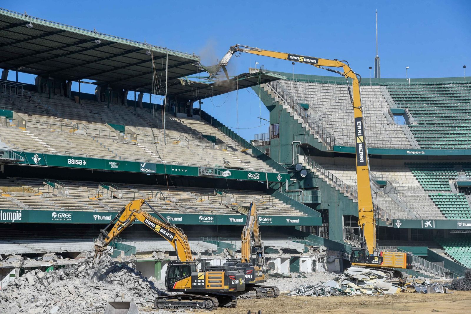 Las imágenes de la retirada de la cubierta de preferencia del Benito Villamarín
