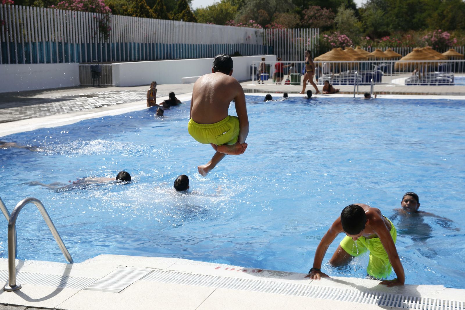 La piscina de Almanjáyar, un oasis veraniego