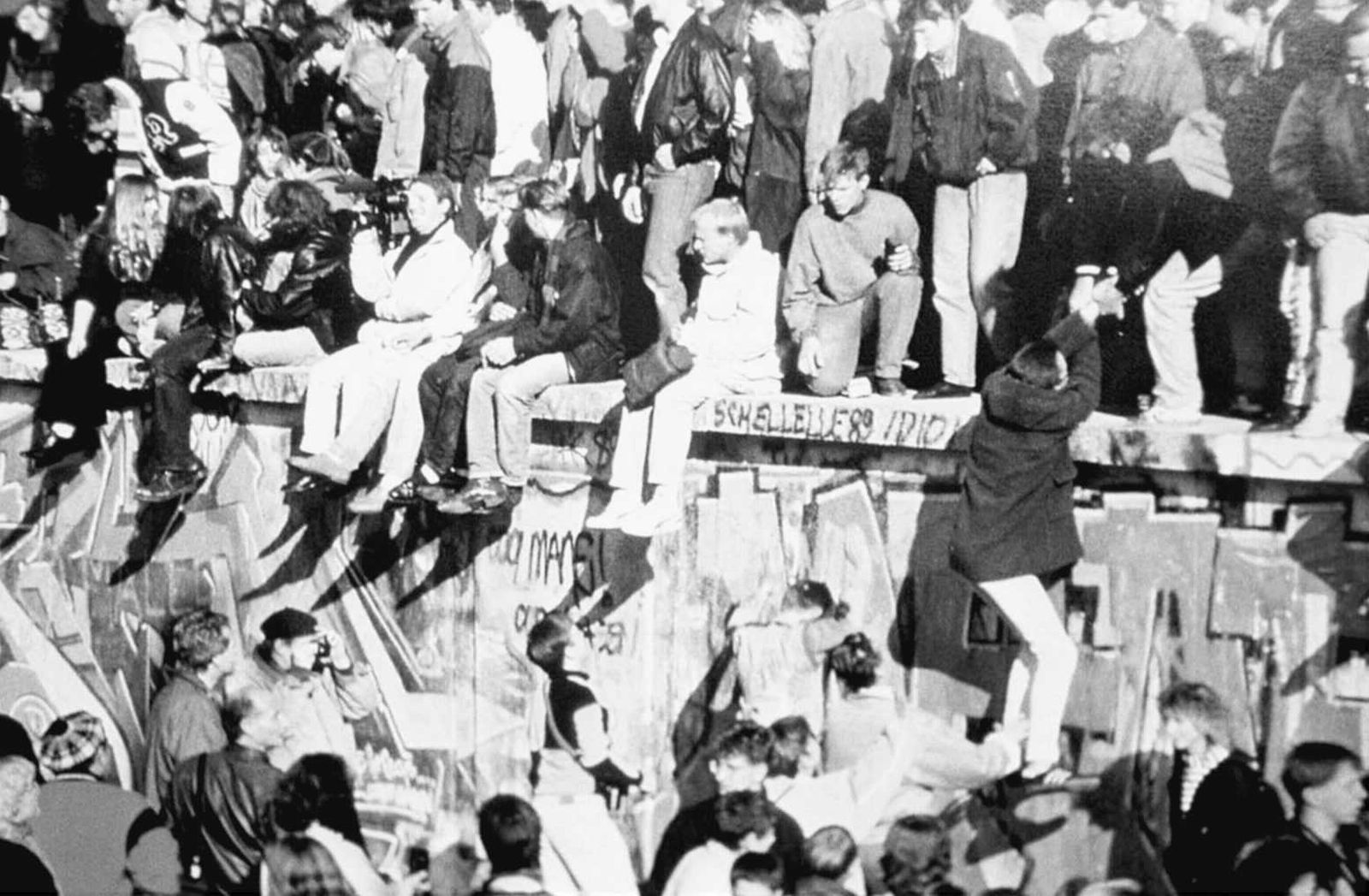 Ciudadanos de Berlín ocupan el muro tras su derribo.