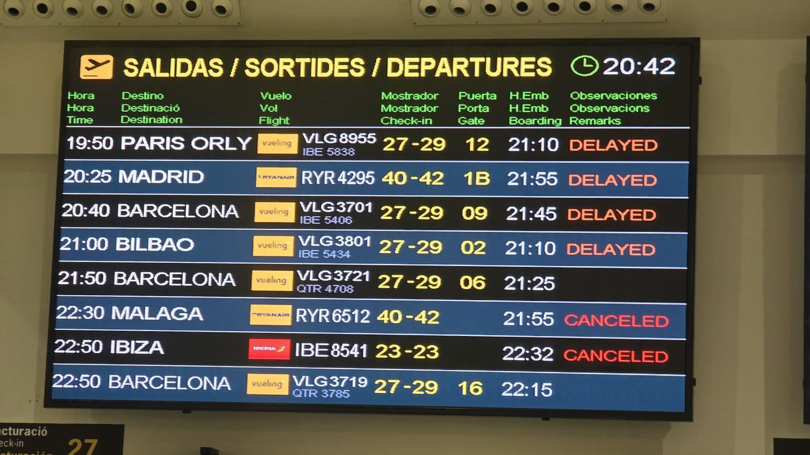 Panel de salidas y llegadas del domingo en el aeropuerto de Menorca.