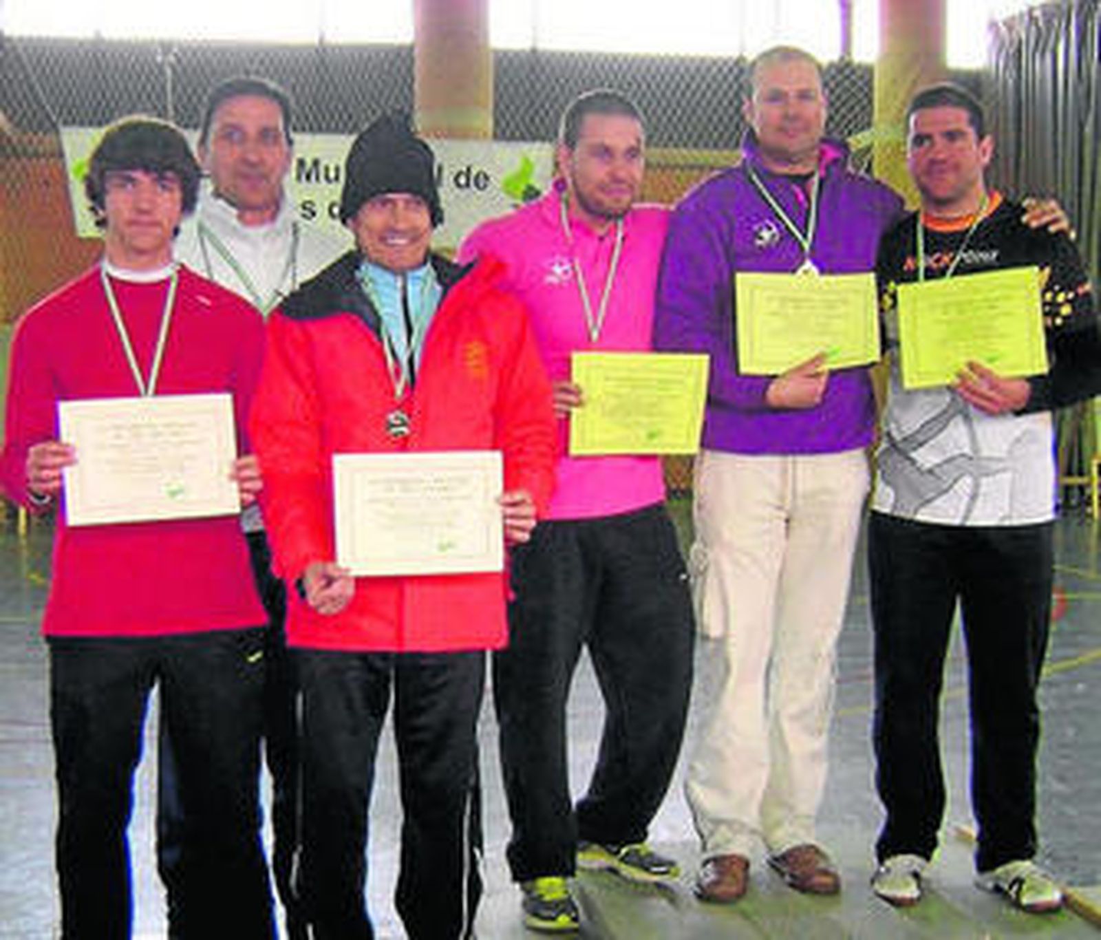 Ernesto Martín (i), con el resto del equipo gaditano de arco recurvo.