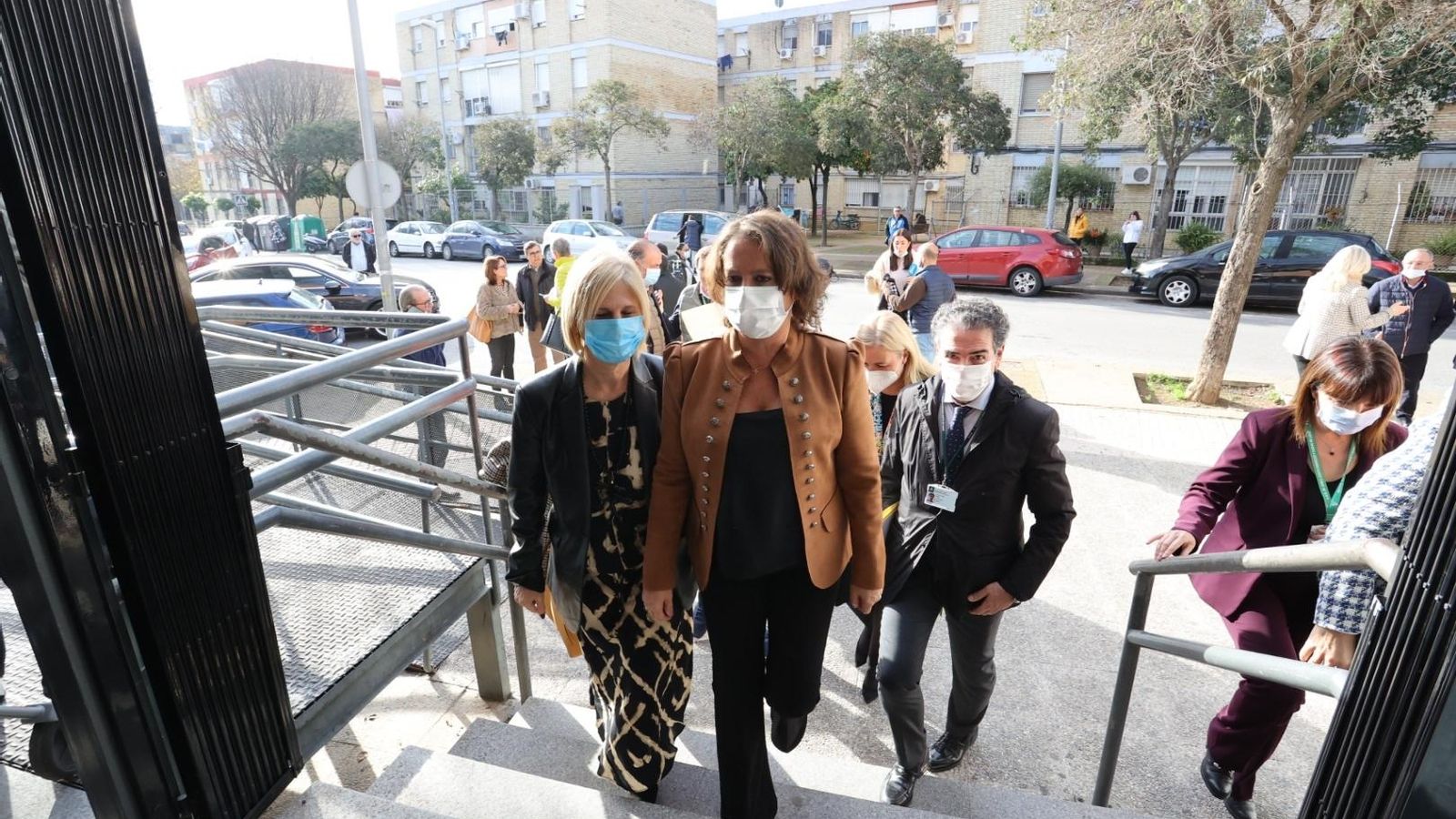 García accediendo al centro de salud de San Benito.