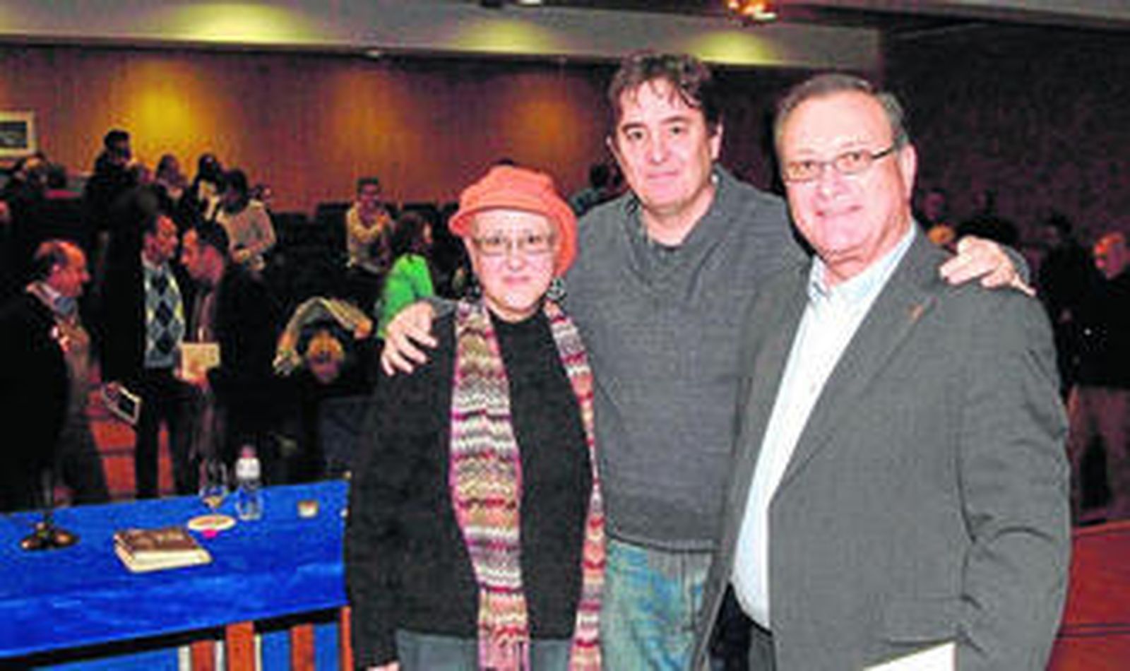 El poeta granadino Luis García Montero acompañado de la escritora Pilar Quirosa y el concejal José Galdeano en la Biblioteca Municipal de Roquetas.