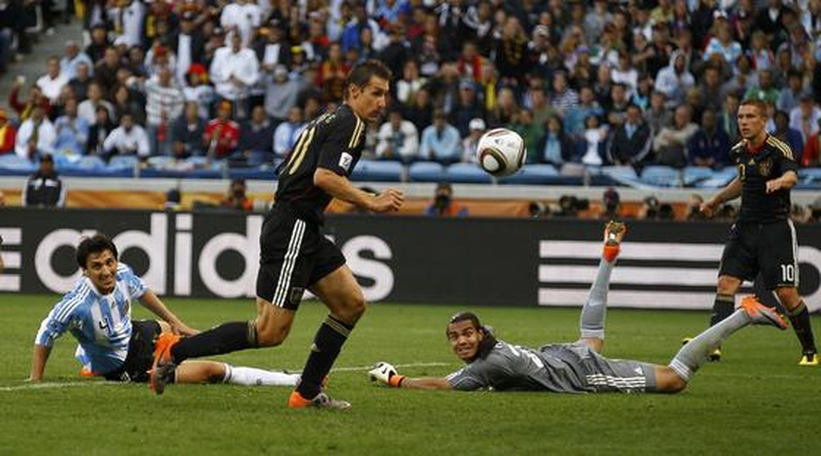 Alemania pone en evidencia a Argetina y obtiene el pase a semifinales. / Reuters