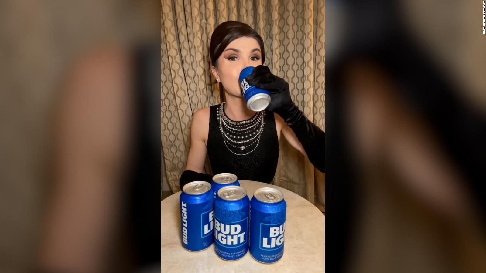 La tiktoker Mulvaney bebe Bud Light