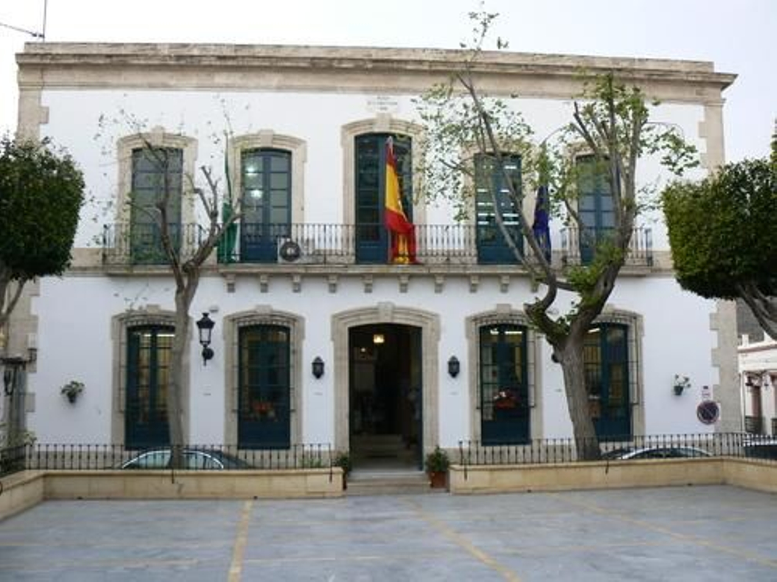 El Ayuntamiento de Níar y las banderas de España, Europa y Andalucía