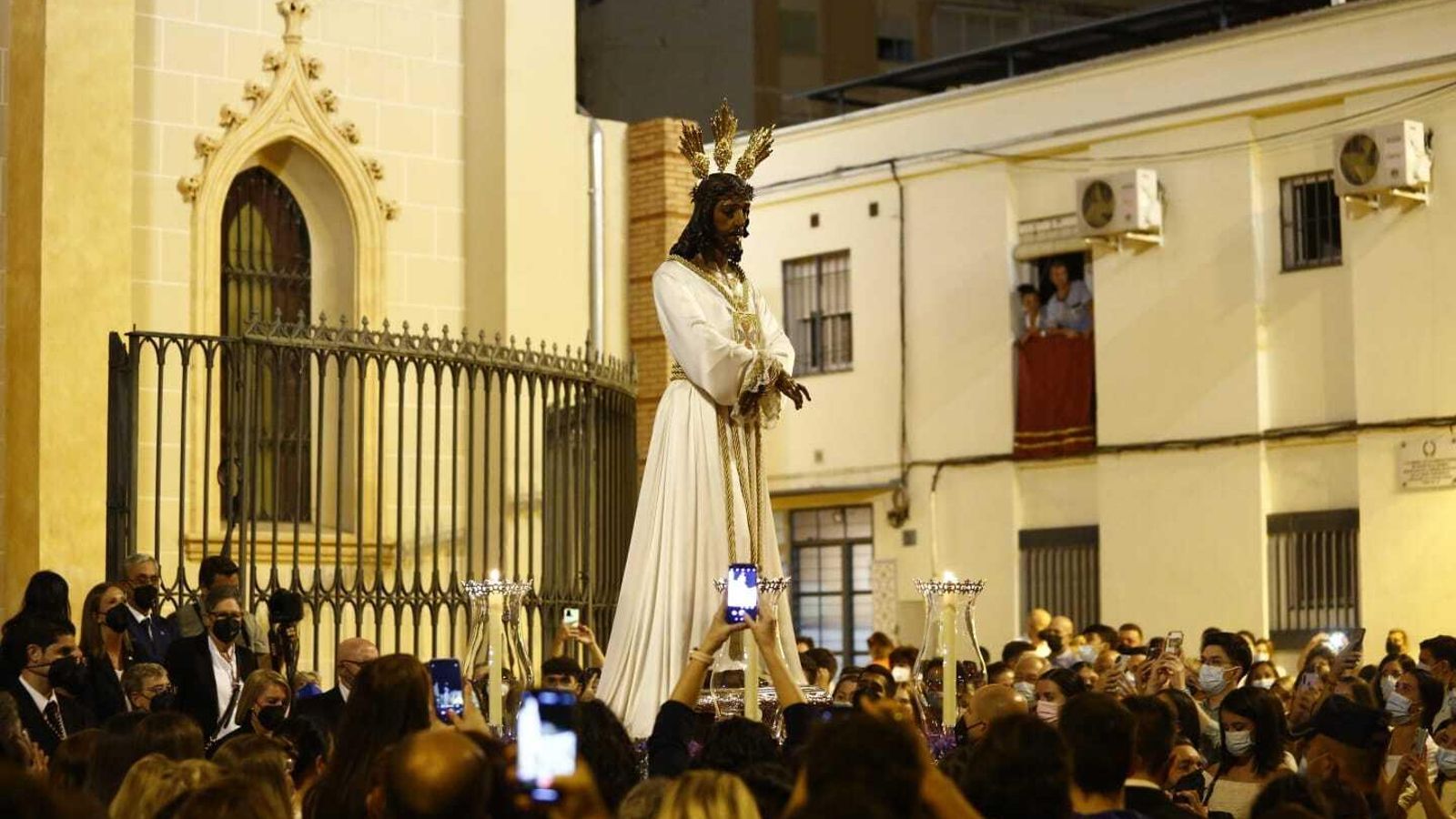 Nuestro Padre Jesús Cautivo sale de la iglesia de San Pablo.