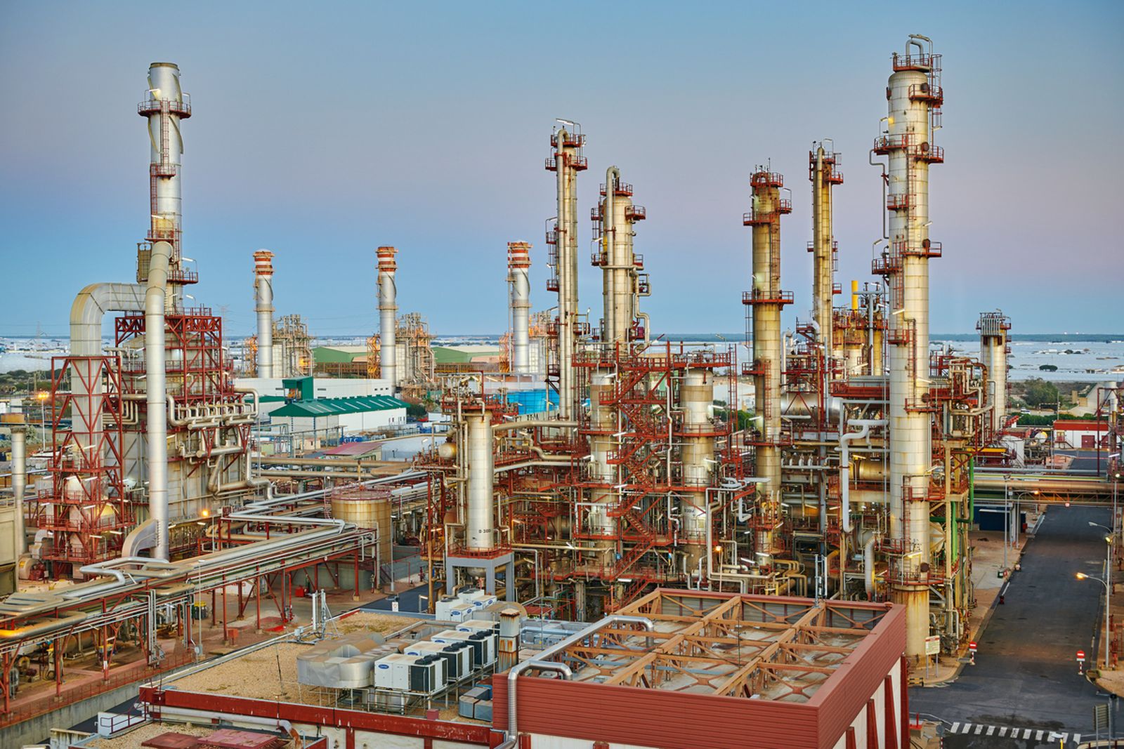 Vista general de la refinería de Cepsa ubicada en La Rábida.