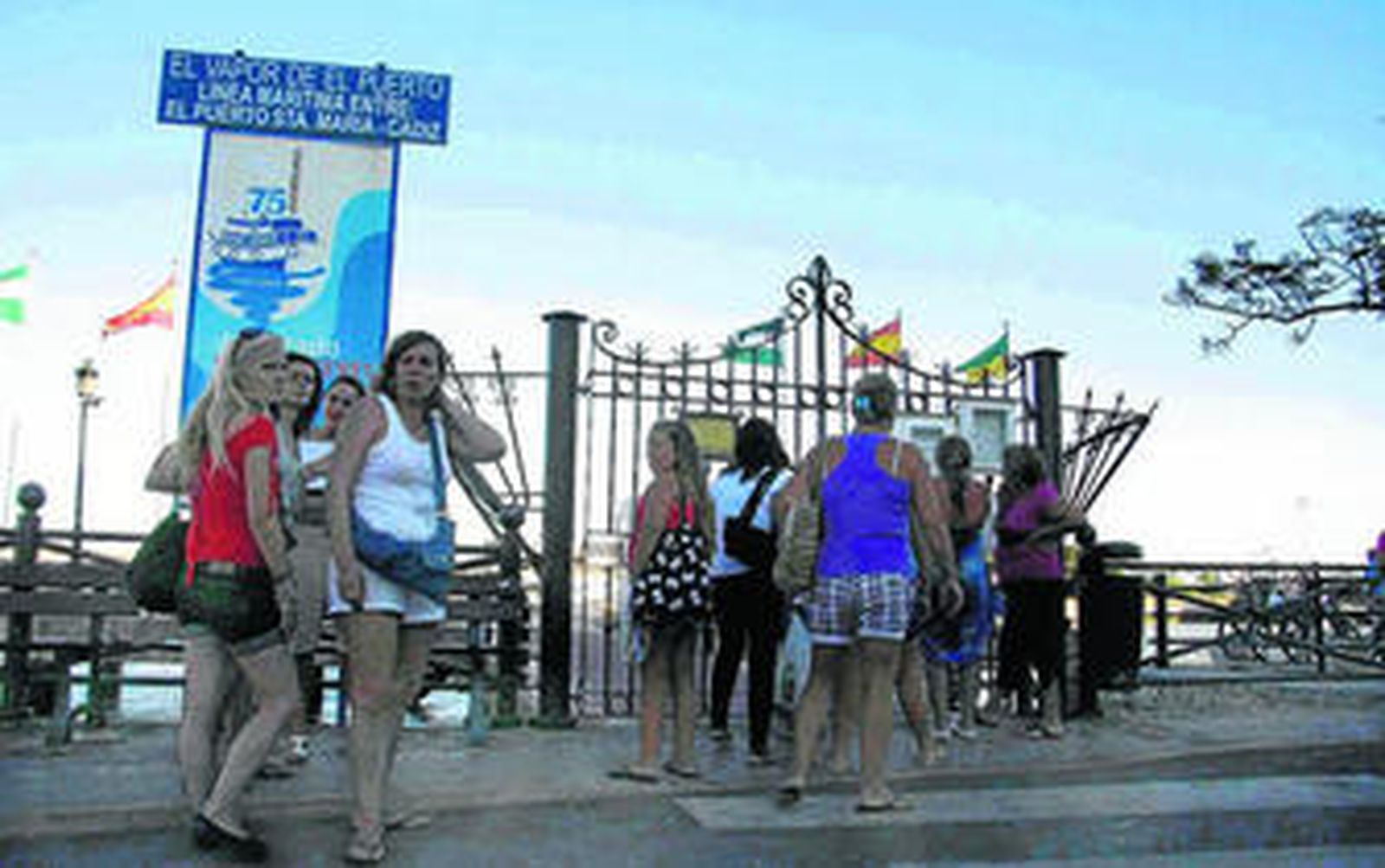 Un grupo de turistas, ayer ante el muelle del vapor poco después de conocerse la noticia del hundimiento de la emblemática nave.