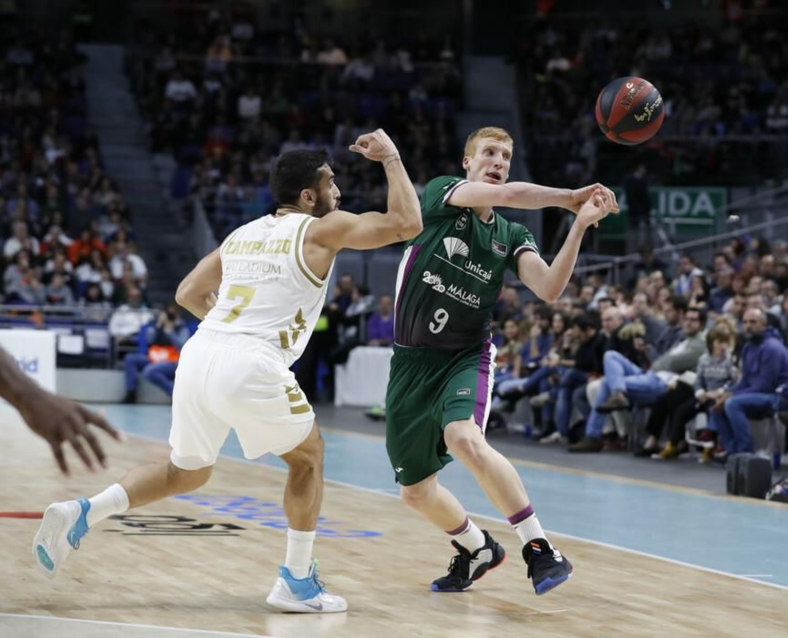 Alberto Díaz pelea un balón por Campazzo.