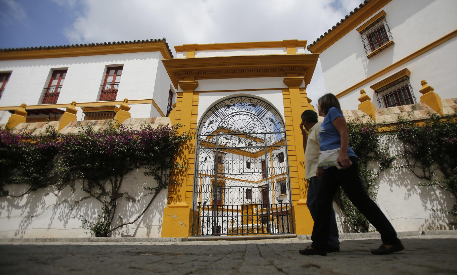 El acceso por la calle Circo a  uno de los edificios de pisos que son propiedad de la Real  Maestranza  de Caballería