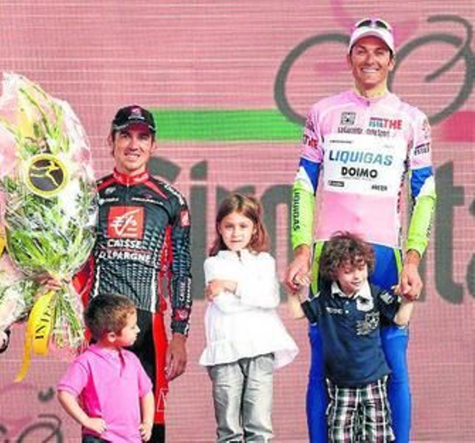 Arroyo y Basso posan en el podio con sus hijos.