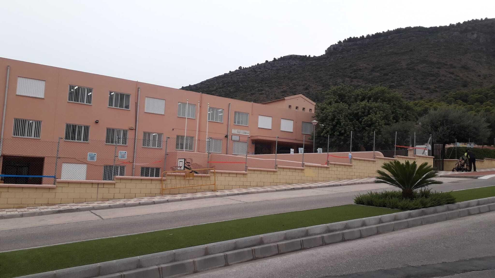 Fachada del colegio Clara Campoamor de Alhaurín de la Torre este miércoles.