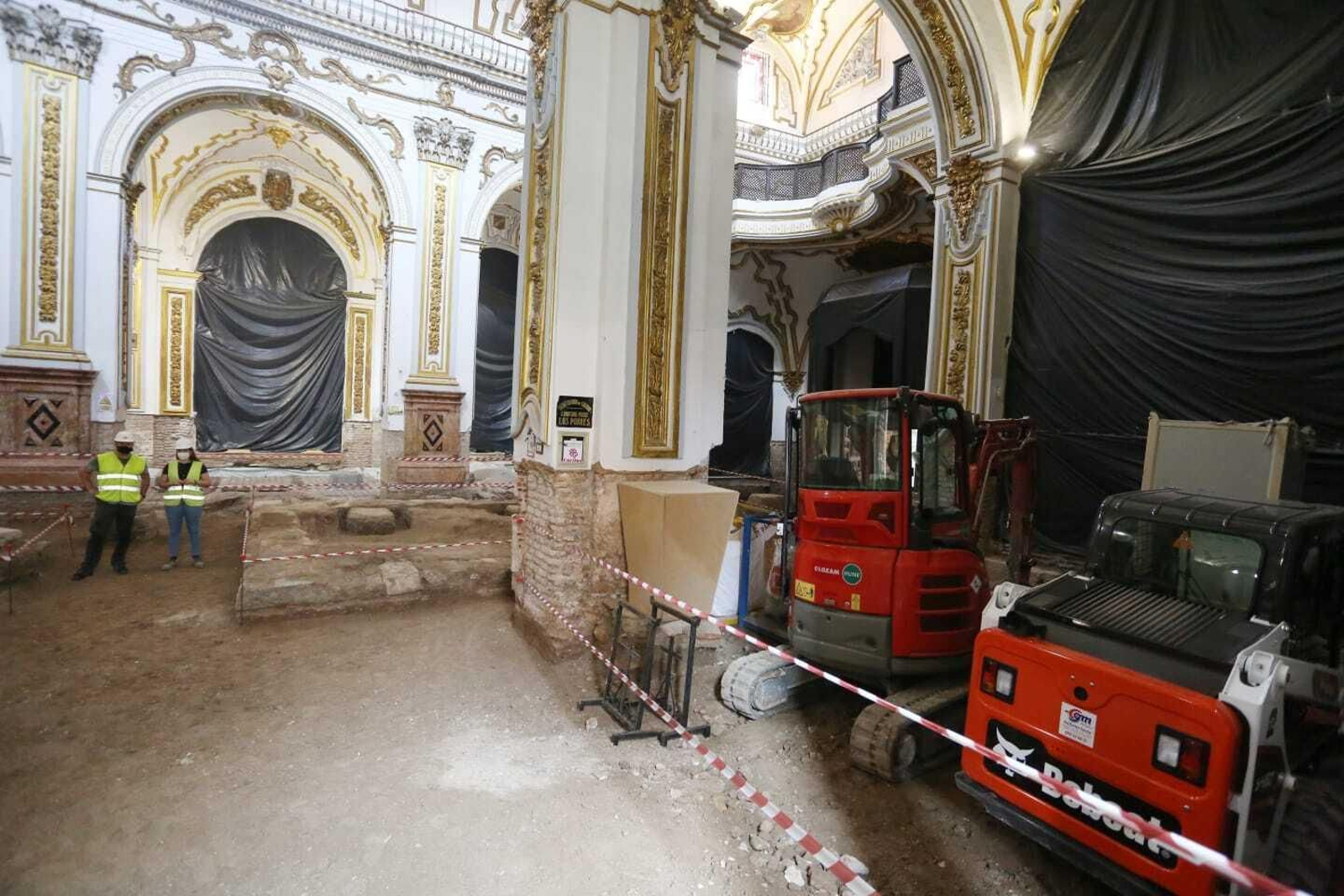 Fotos de la visita guiada a las obras de la parroquia de Los Mártires