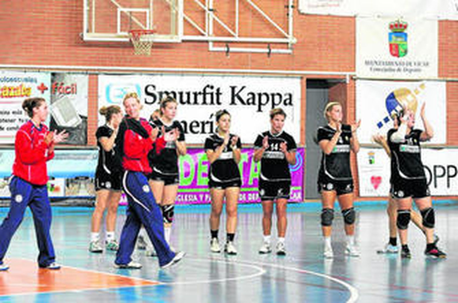 El conjunto almeriense saluda a la afición tras su último encuentro liguero.