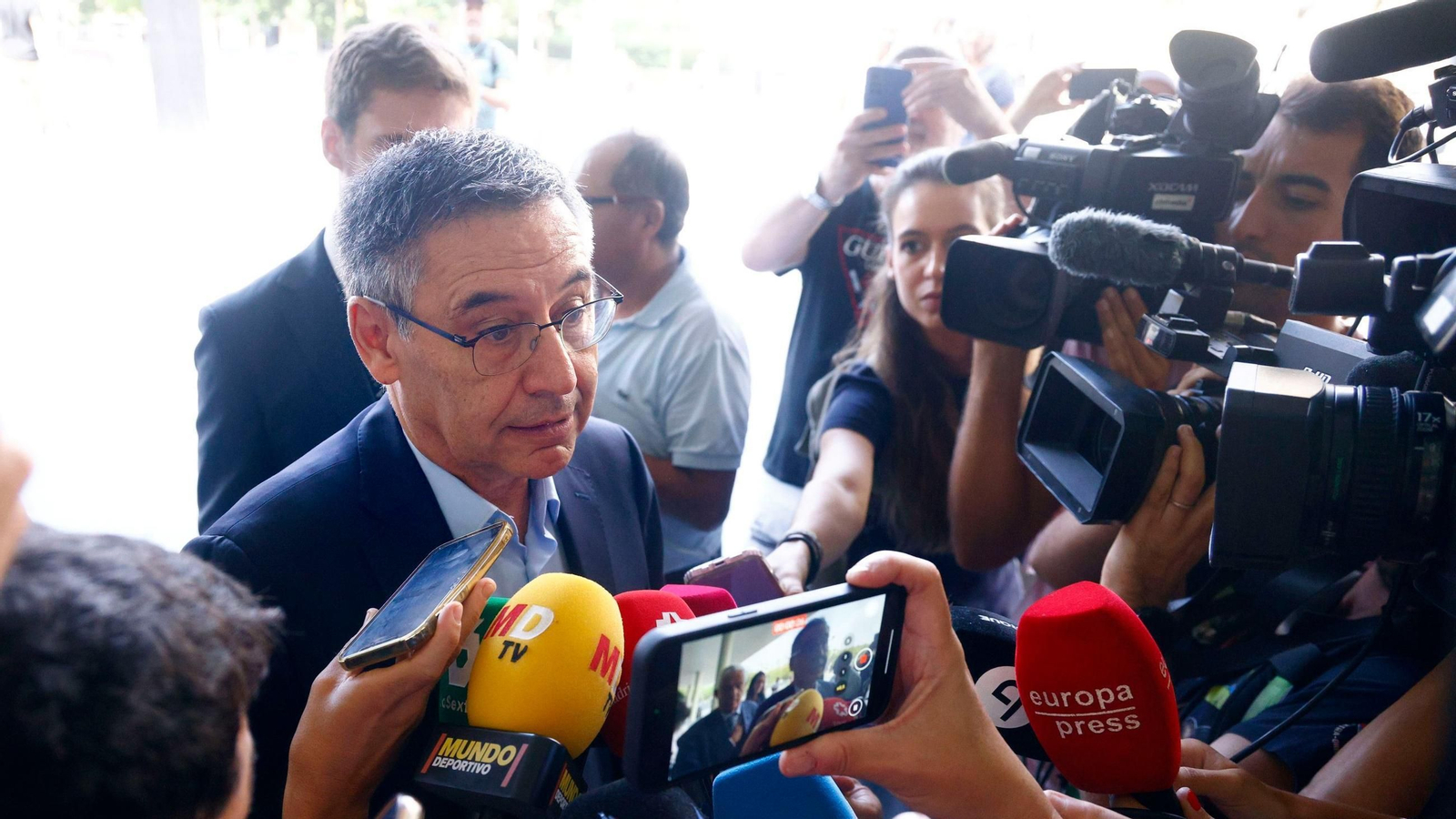 Bartomeu atiende a los medios en su llegada al juzgado de Barcelona.