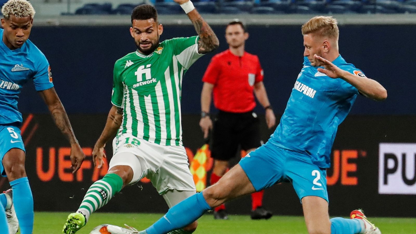 Willian José, autor del segundo gol, intenta controlar un balón.