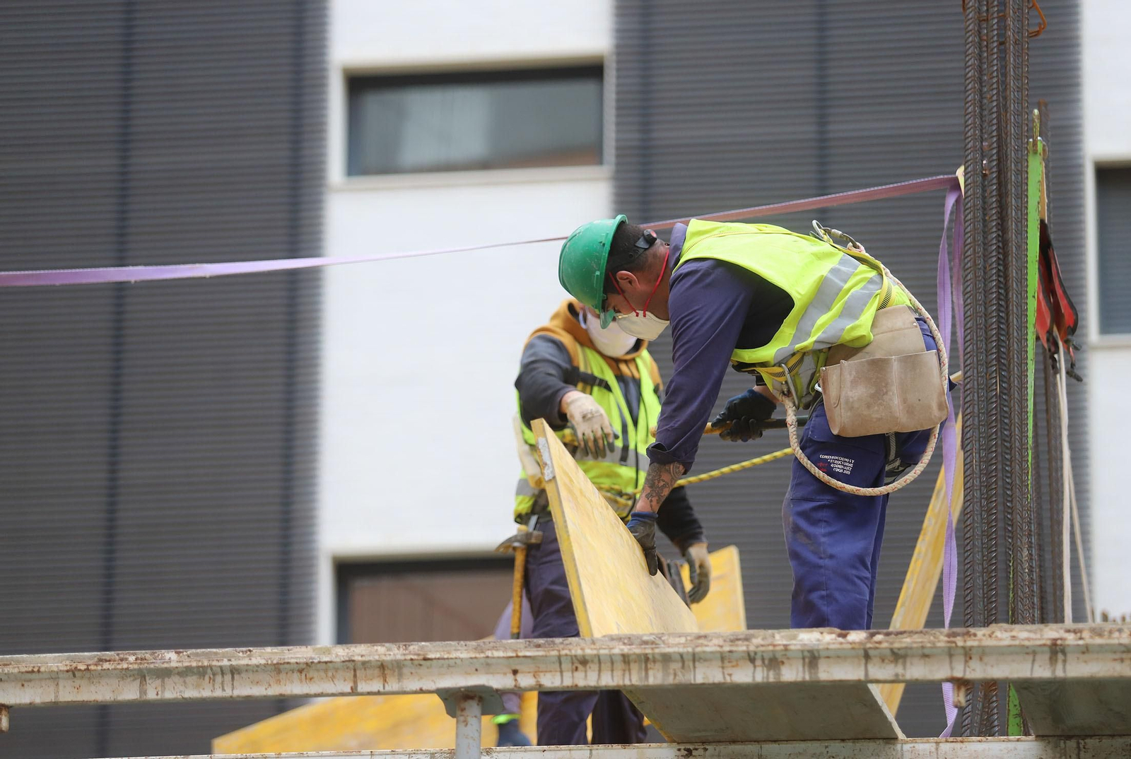 Imágenes de la vuelta al tajo de los trabajadores de obras en Huelva