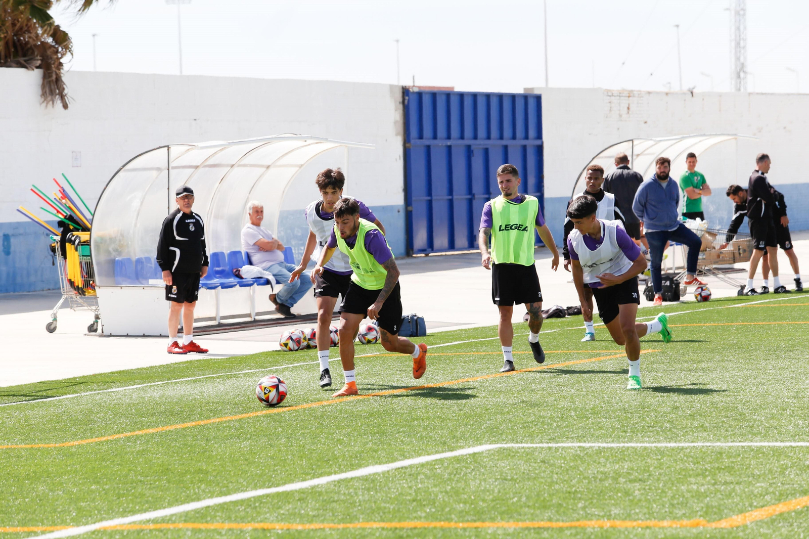 La Balona prepara sobre césped sintético el partido en Lebrija