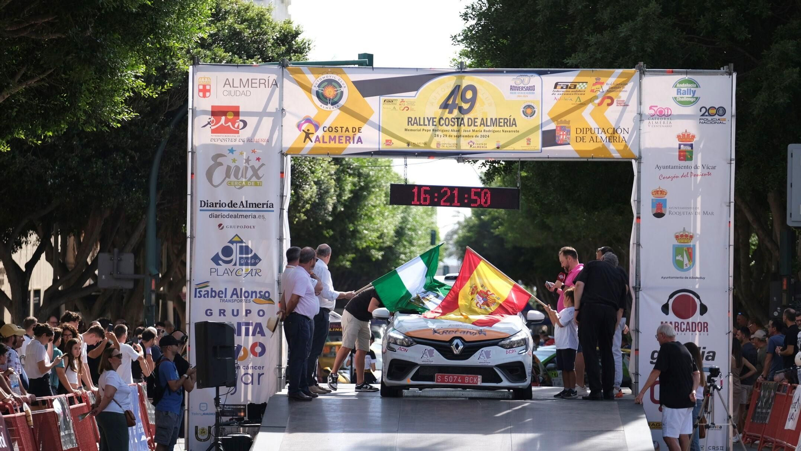 Uno de los vehículos preparados para tomar la salida durante la pasada edición del Rallye Costa de Almería.