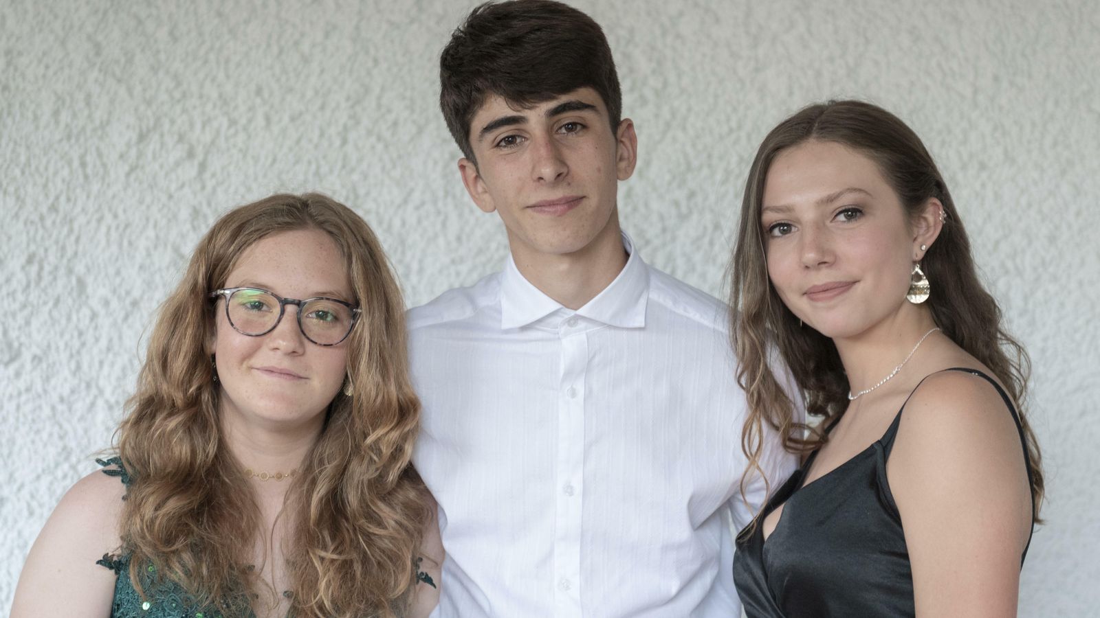 Los estudiantes Alba Zamora, Lucas González y Moya Mae Walton.