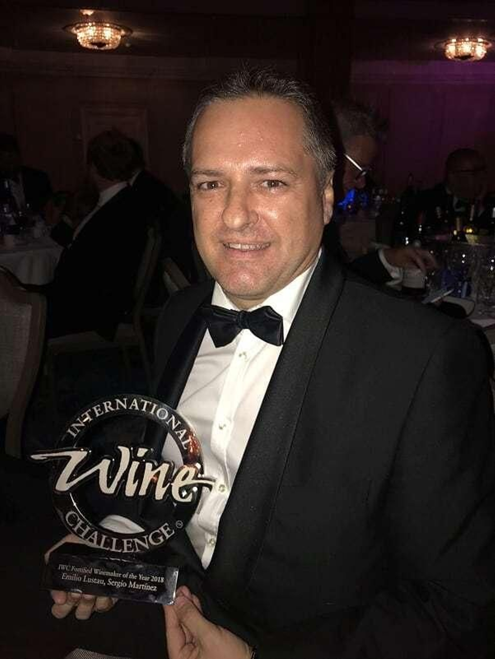 El enólogo de Lustau con el trofeo que le acredita como el mejor del mundo.