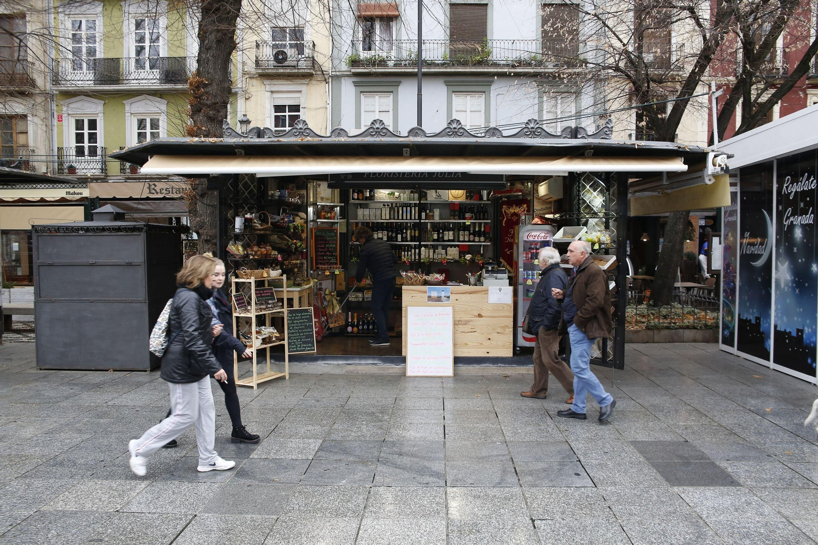 Imagen de archivo de un quiosco en la Plaza Bib-Rambla de Granada