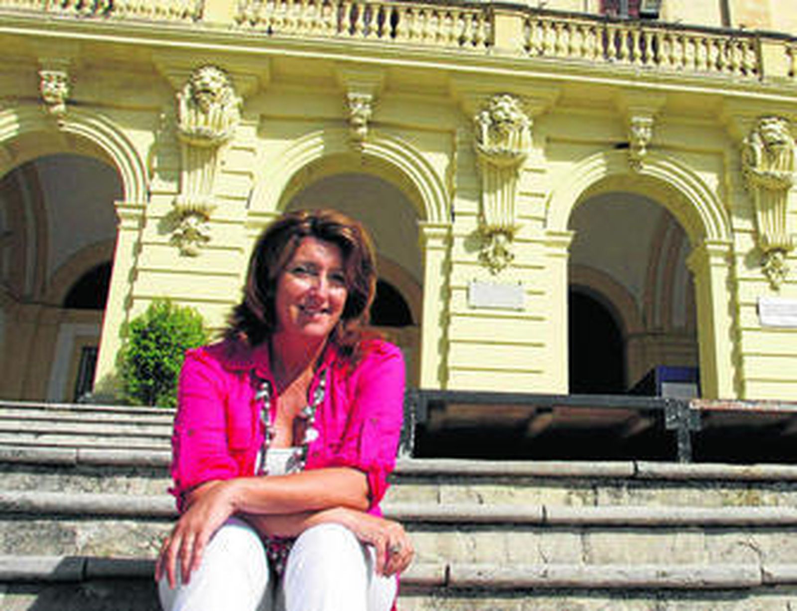 Rosario Álvarez, delegada de Fiestas, ante el atrio del Ayuntamiento, donde se proclamarán las salineras.