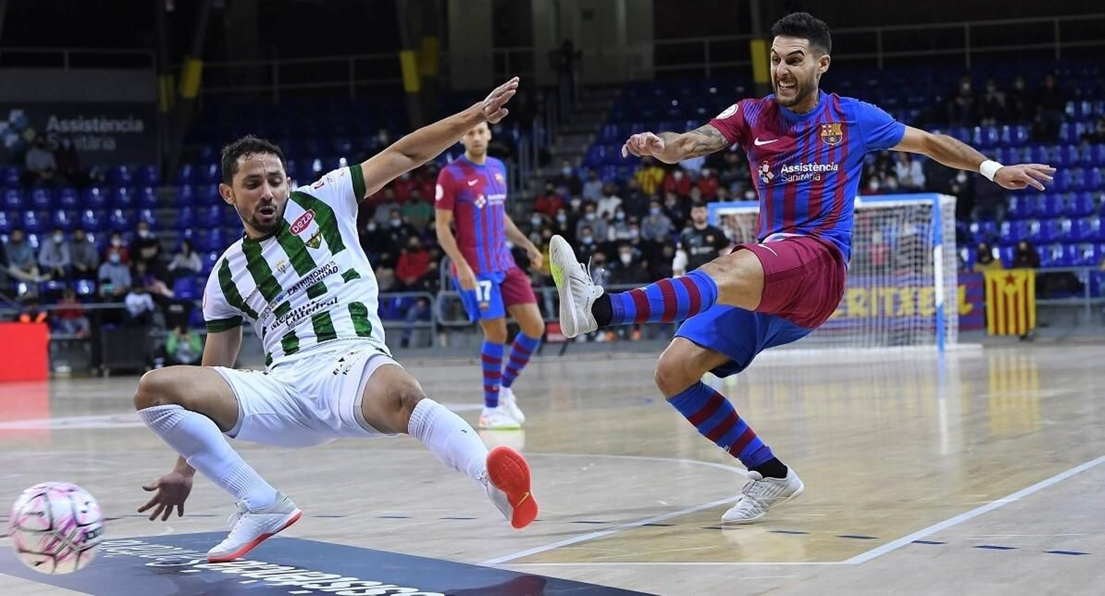 Caio César intenta tapar el disparo de Adolfo en el partido ante el Barça.