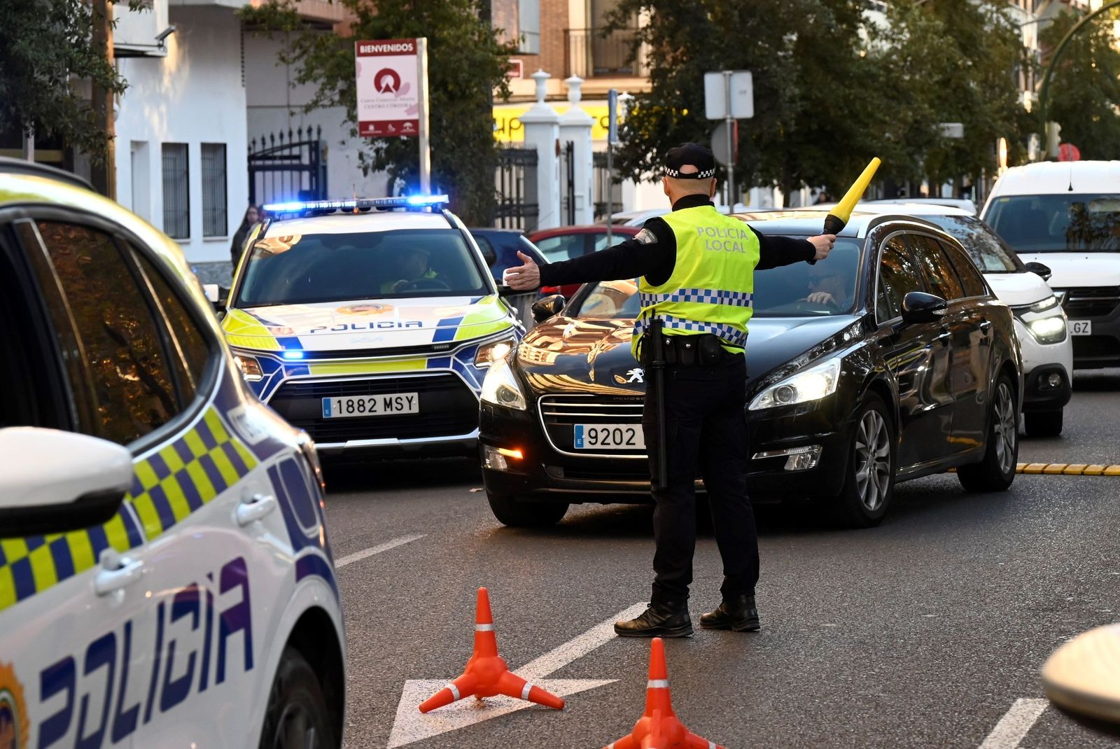 Un agente de la Policía Local de Córdoba durante un control.