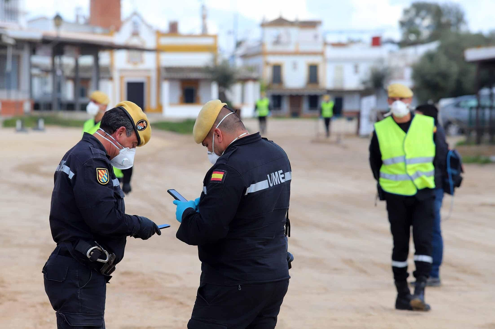Imágenes de la presencia de la UME en el Rocío para el confinamiento