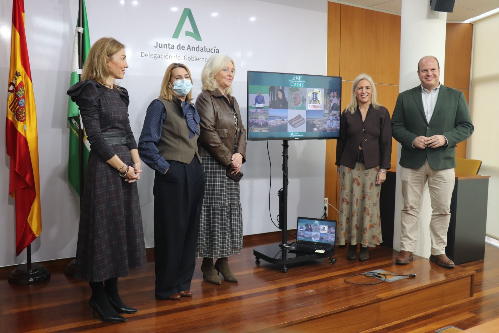 Mercedes Colombo, con Tania Barcelona, Eva Pajares, Inmaculada Olivero y Óscar Curtido en la presentación de las Banderas de Andalucía de la provincia.
