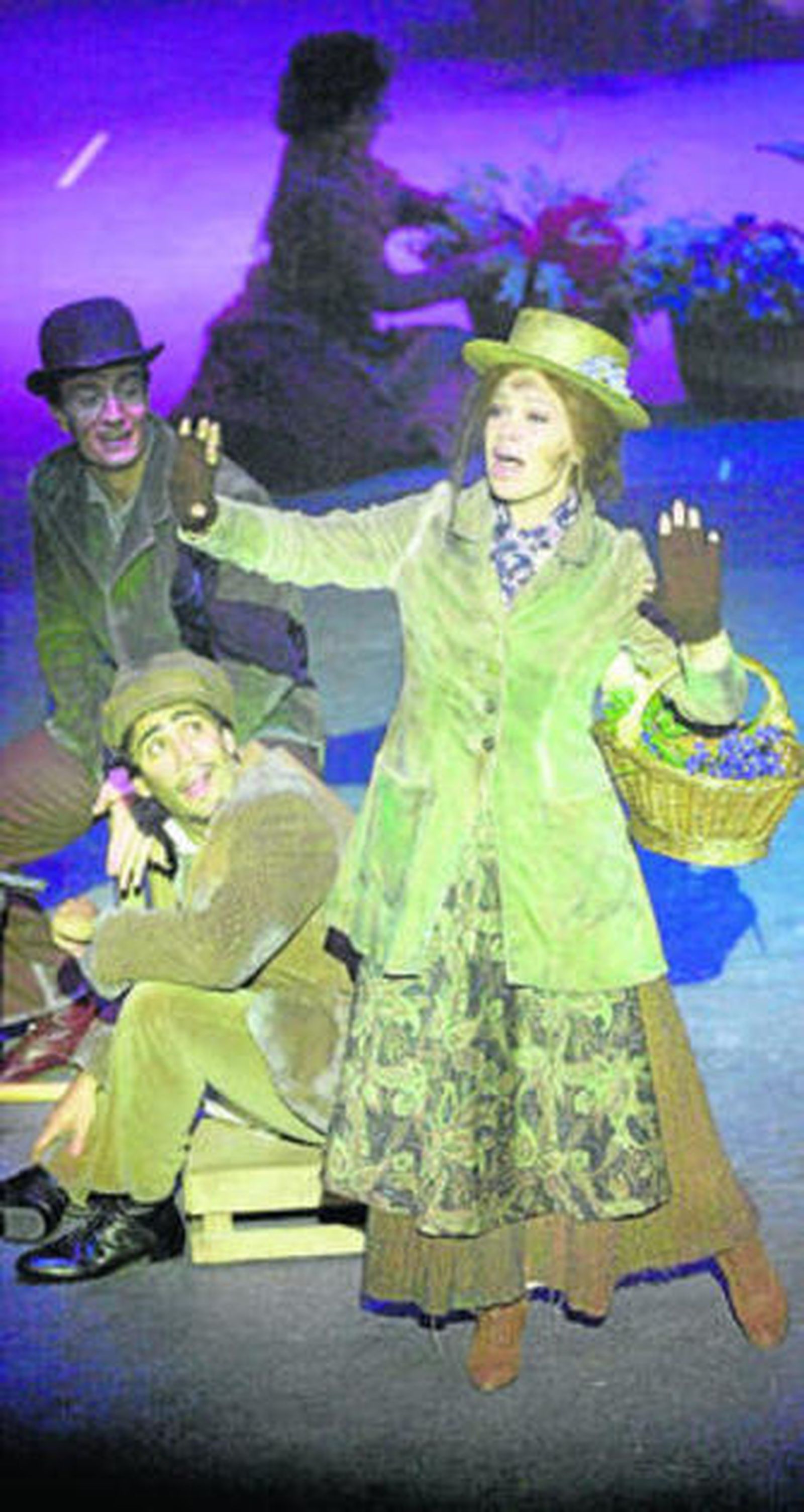 Paloma San Basilio, caracterizada como Elisa Doolittle, en octubre de 2001.