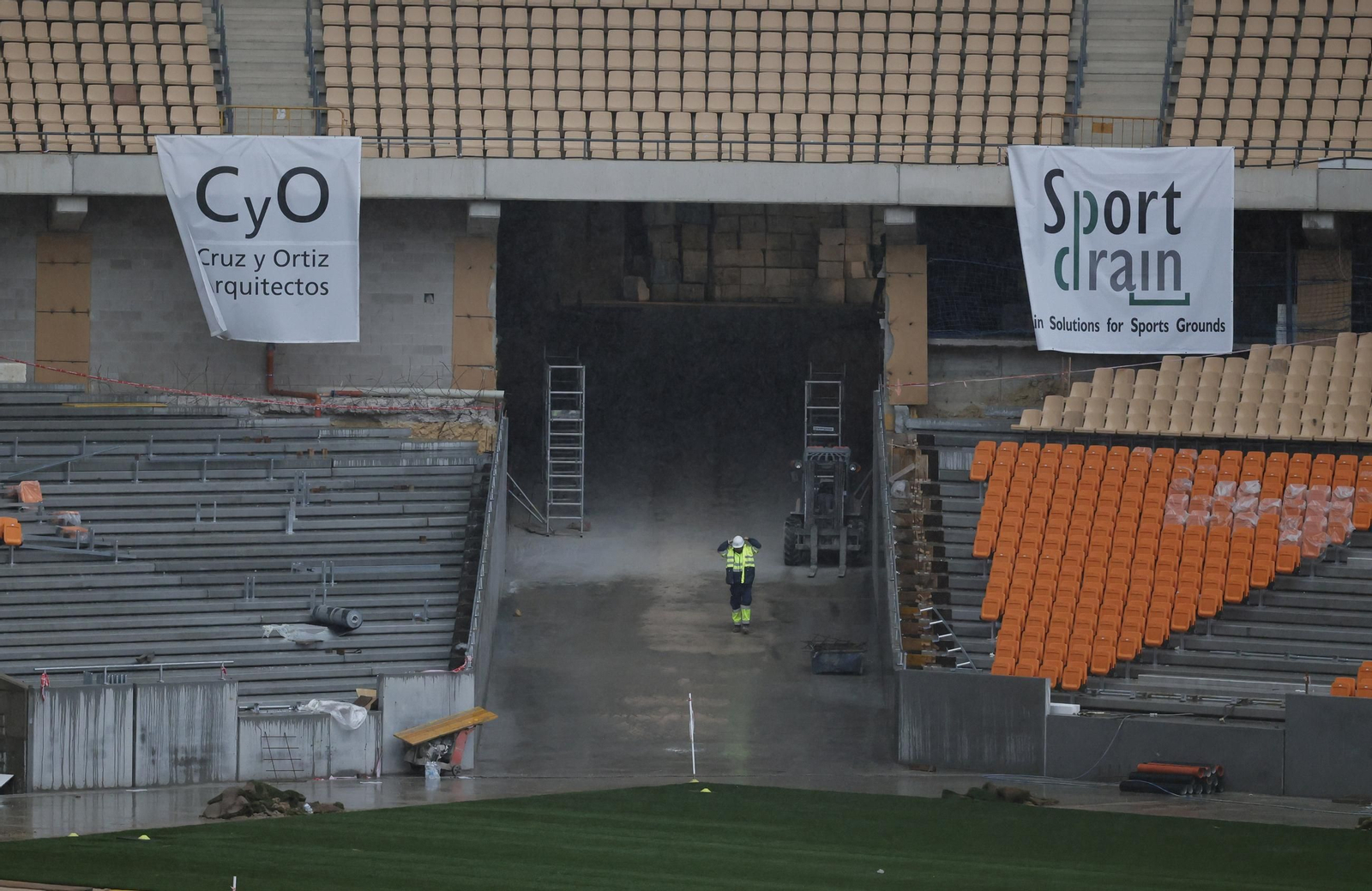 Las imágenes del estado de las obras en el Estadio de la Cartuja a falta de tres semanas para la final