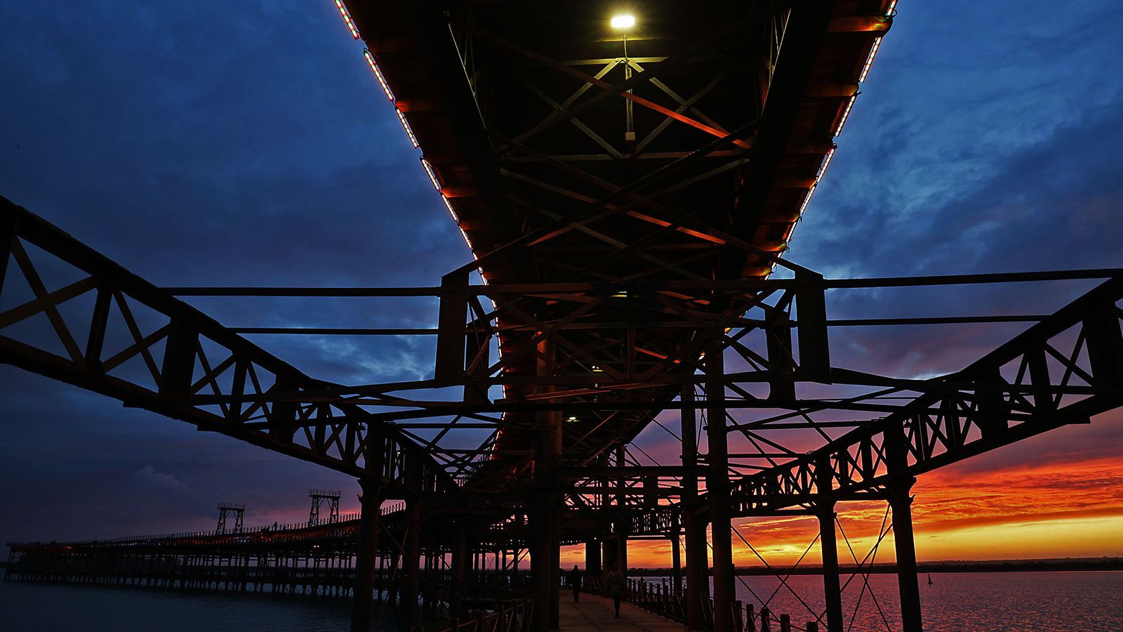 El impresionante atardecer en el muelle de la compañía Riotinto