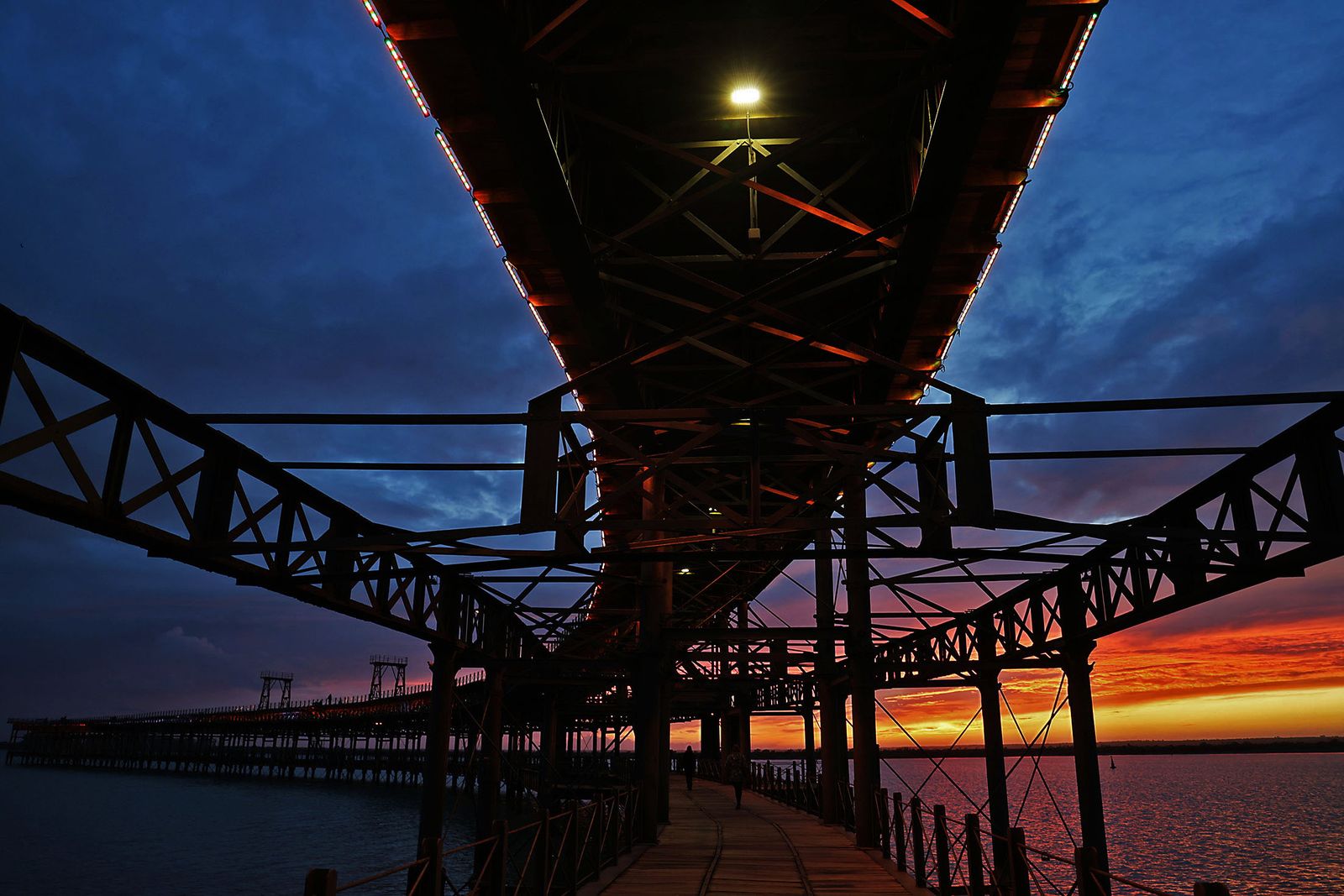 El impresionante atardecer en el muelle de la compañía Riotinto